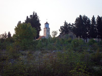 Crkvau Poplatu, pored nje sru&scaron;ena &scaron;kola